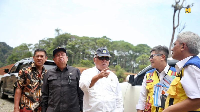Menteri PUPR Basuki Hadimuljono bersama Ketua Komisi V DPR RI Lasarus dan Bupati Kapuas Hulu Fransiscus Diaan meninjau pembangunan Jalan Paralel Perbatasan Kalimantan Barat pada Minggu (3/9/2023). (Dok. Kementerian PUPR)