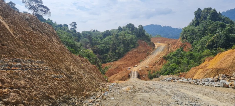 Menteri PUPR Basuki Hadimuljono bersama Ketua Komisi V DPR RI Lasarus dan Bupati Kapuas Hulu Fransiscus Diaan meninjau pembangunan Jalan Paralel Perbatasan Kalimantan Barat pada Minggu (3/9/2023). (Dok. Kementerian PUPR)