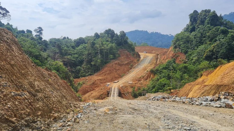 Menteri PUPR Basuki Hadimuljono bersama Ketua Komisi V DPR RI Lasarus dan Bupati Kapuas Hulu Fransiscus Diaan meninjau pembangunan Jalan Paralel Perbatasan Kalimantan Barat pada Minggu (3/9/2023). (Dok. Kementerian PUPR)