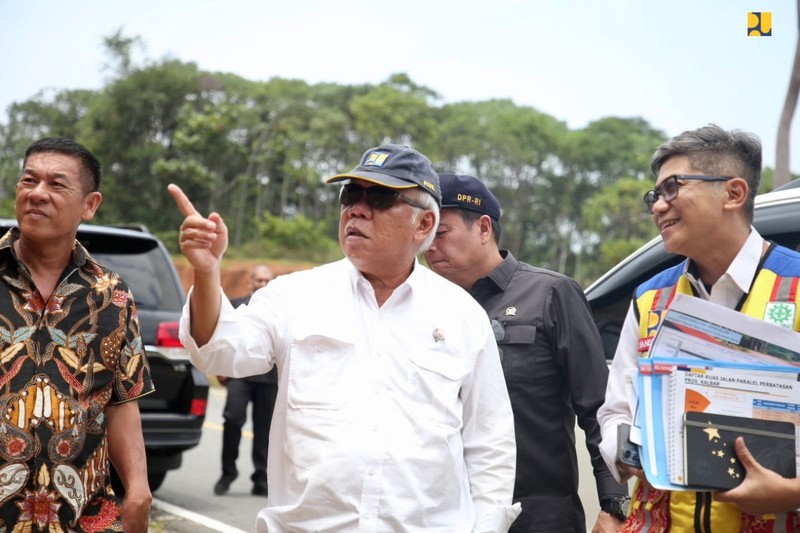 Menteri PUPR Basuki Hadimuljono bersama Ketua Komisi V DPR RI Lasarus dan Bupati Kapuas Hulu Fransiscus Diaan meninjau pembangunan Jalan Paralel Perbatasan Kalimantan Barat pada Minggu (3/9/2023). Menteri PUPR Basuki Hadimuljono bersama Ketua Komisi V DPR RI Lasarus dan Bupati Kapuas Hulu Fransiscus Diaan meninjau pembangunan Jalan Paralel Perbatasan Kalimantan Barat pada Minggu (3/9/2023). (Dok. Kementerian PUPR)