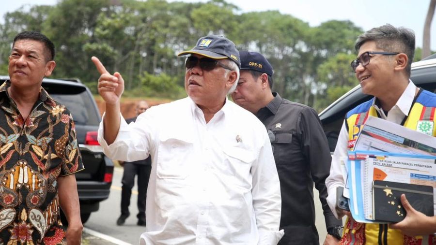 Menteri PUPR Basuki Hadimuljono bersama Ketua Komisi V DPR RI Lasarus dan Bupati Kapuas Hulu Fransiscus Diaan meninjau pembangunan Jalan Paralel Perbatasan Kalimantan Barat pada Minggu (3/9/2023). (Dok. Kementerian PUPR)