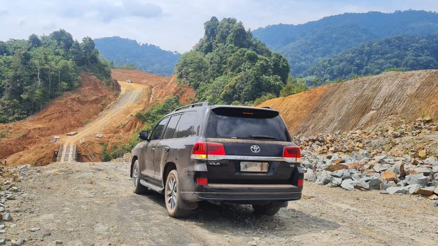 Menteri PUPR Basuki Hadimuljono bersama Ketua Komisi V DPR RI Lasarus dan Bupati Kapuas Hulu Fransiscus Diaan meninjau pembangunan Jalan Paralel Perbatasan Kalimantan Barat pada Minggu (3/9/2023). (Dok. Kementerian PUPR)