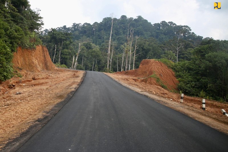 Menteri PUPR Basuki Hadimuljono bersama Ketua Komisi V DPR RI Lasarus dan Bupati Kapuas Hulu Fransiscus Diaan meninjau pembangunan Jalan Paralel Perbatasan Kalimantan Barat pada Minggu (3/9/2023). (Dok. Kementerian PUPR)