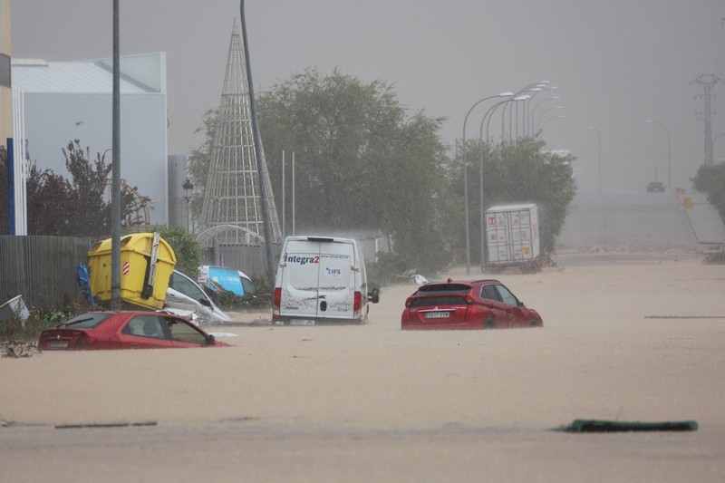 Aliran air banjir deras di samping rumah-rumah di Alcanar, Spanyol pada 3 September 2023 dalam gambar diam yang diperoleh dari video media sosial. (Maite Garcia-Cooper via REUTERS)