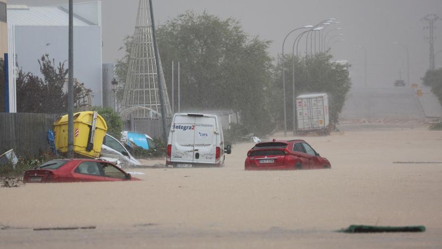 Aliran air banjir deras di samping rumah-rumah di Alcanar, Spanyol pada 3 September 2023 dalam gambar diam yang diperoleh dari video media sosial. (Maite Garcia-Cooper via REUTERS)