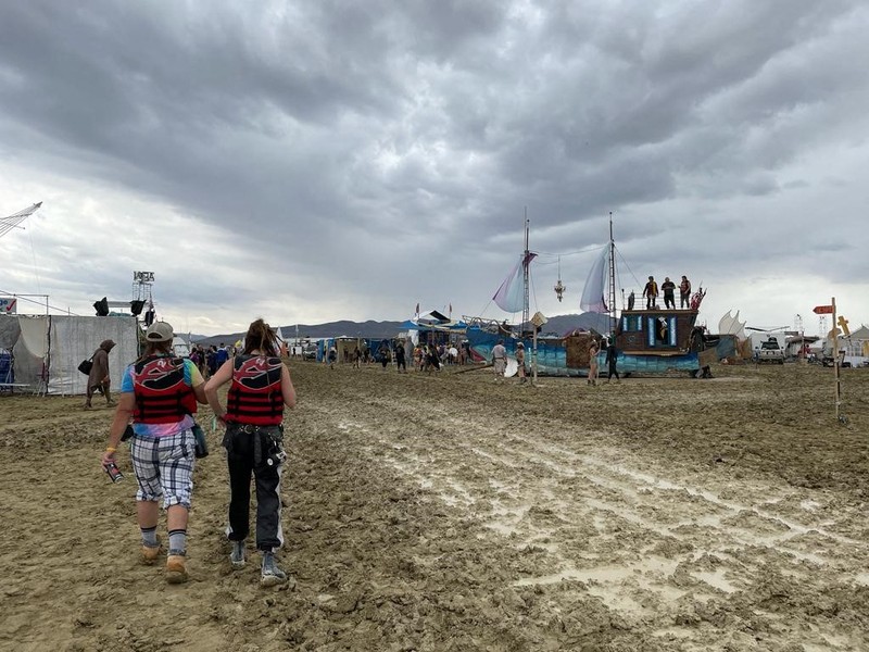 Seorang peserta Burning Man berjalan dengan sepedanya melewati lumpur dekat pintu keluar, setelah hujan badai lebat menyebabkan puluhan ribu orang yang menghadiri festival tahunan terdampar di lumpur di Black Rock City, di gurun Nevada 3 September 2023. Seorang peserta Burning Man berjalan dengan sepedanya melewati lumpur dekat pintu keluar, setelah hujan badai lebat menyebabkan puluhan ribu orang yang menghadiri festival tahunan terdampar di lumpur di Black Rock City, di gurun Nevada 3 September 2023. (Trevor Hughes/USA Today Network via REUTERS)