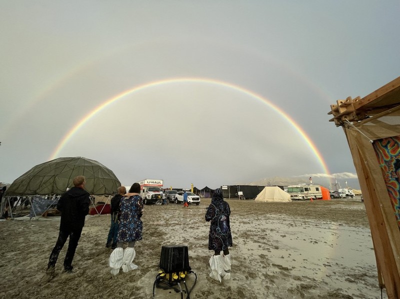 Seorang peserta Burning Man berjalan dengan sepedanya melewati lumpur dekat pintu keluar, setelah hujan badai lebat menyebabkan puluhan ribu orang yang menghadiri festival tahunan terdampar di lumpur di Black Rock City, di gurun Nevada 3 September 2023. Seorang peserta Burning Man berjalan dengan sepedanya melewati lumpur dekat pintu keluar, setelah hujan badai lebat menyebabkan puluhan ribu orang yang menghadiri festival tahunan terdampar di lumpur di Black Rock City, di gurun Nevada 3 September 2023. (Trevor Hughes/USA Today Network via REUTERS)