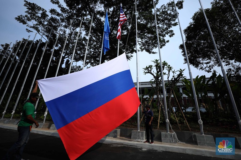 Pekerja menyelesaikan pemasangan bendera negara-negara ASEAN dan mitranya yakini China, Korea Selatan, Amerika Serikat, Jepang dan lainya di Jakarta Convention Center (JCC), Jakarta, Senin (4/9/2023). (CNBC Indonesia/Tri Susilo) Pekerja menyelesaikan pemasangan bendera negara-negara ASEAN dan mitranya yakini China, Korea Selatan, Amerika Serikat, Jepang dan lainya di Jakarta Convention Center (JCC), Jakarta, Senin (4/9/2023). (CNBC Indonesia/Tri Susilo)