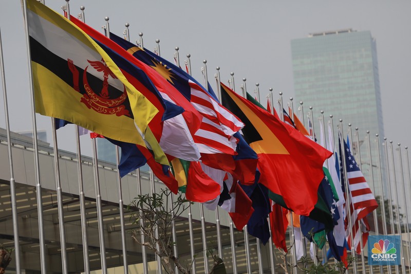 Pekerja menyelesaikan pemasangan bendera negara-negara ASEAN dan mitranya yakini China, Korea Selatan, Amerika Serikat, Jepang dan lainya di Jakarta Convention Center (JCC), Jakarta, Senin (4/9/2023). (CNBC Indonesia/Tri Susilo) Pekerja menyelesaikan pemasangan bendera negara-negara ASEAN dan mitranya yakini China, Korea Selatan, Amerika Serikat, Jepang dan lainya di Jakarta Convention Center (JCC), Jakarta, Senin (4/9/2023). (CNBC Indonesia/Tri Susilo)