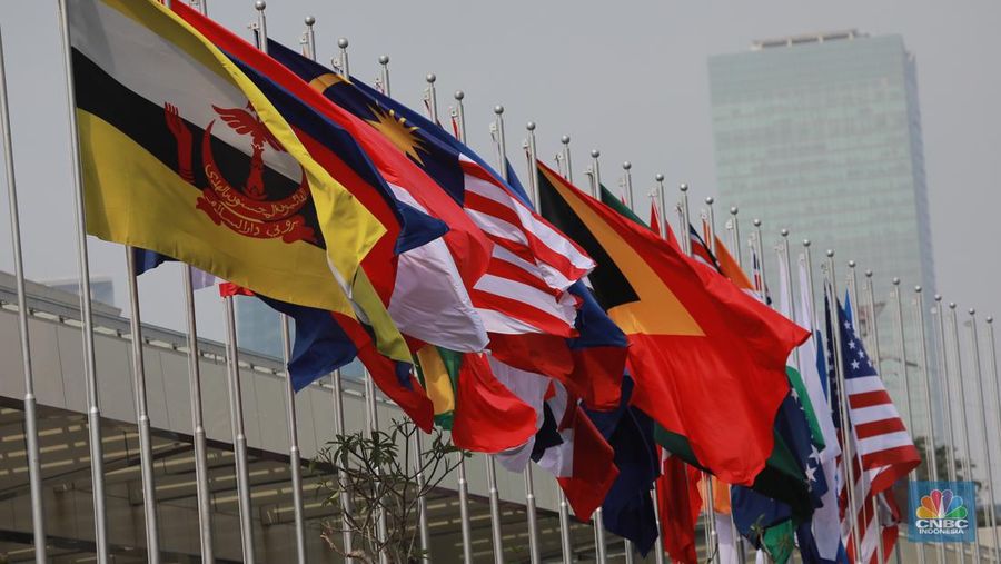 Pekerja menyelesaikan pemasangan bendera negara-negara ASEAN dan mitranya yakini China, Korea Selatan, Amerika Serikat, Jepang dan lainya di Jakarta Convention Center (JCC), Jakarta, Senin (4/9/2023). (²©²ÊÍøÕ¾/Tri Susilo)