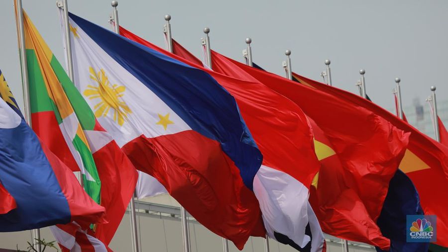 Pekerja menyelesaikan pemasangan bendera negara-negara ASEAN dan mitranya yakini China, Korea Selatan, Amerika Serikat, Jepang dan lainya di Jakarta Convention Center (JCC), Jakarta, Senin (4/9/2023). (²©²ÊÍøÕ¾/Tri Susilo) Pekerja menyelesaikan pemasangan bendera negara-negara ASEAN dan mitranya yakini China, Korea Selatan, Amerika Serikat, Jepang dan lainya di Jakarta Convention Center (JCC), Jakarta, Senin (4/9/2023). (²©²ÊÍøÕ¾/Tri Susilo)