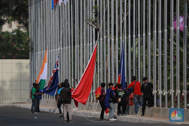 Pekerja menyelesaikan pemasangan bendera negara-negara ASEAN dan mitranya yakini China, Korea Selatan, Amerika Serikat, Jepang dan lainya di Jakarta Convention Center (JCC), Jakarta, Senin (4/9/2023). (CNBC Indonesia/Tri Susilo)