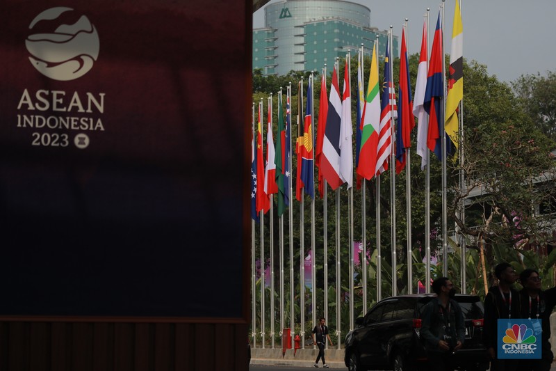 Pekerja menyelesaikan pemasangan bendera negara-negara ASEAN dan mitranya yakini China, Korea Selatan, Amerika Serikat, Jepang dan lainya di Jakarta Convention Center (JCC), Jakarta, Senin (4/9/2023). (CNBC Indonesia/Tri Susilo) Pekerja menyelesaikan pemasangan bendera negara-negara ASEAN dan mitranya yakini China, Korea Selatan, Amerika Serikat, Jepang dan lainya di Jakarta Convention Center (JCC), Jakarta, Senin (4/9/2023). (CNBC Indonesia/Tri Susilo)