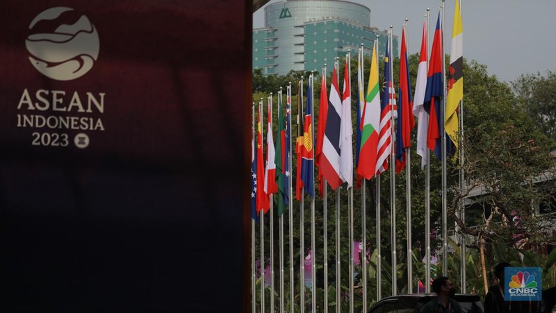 Pekerja menyelesaikan pemasangan bendera negara-negara ASEAN dan mitranya yakini China, Korea Selatan, Amerika Serikat, Jepang dan lainya di Jakarta Convention Center (JCC), Jakarta, Senin (4/9/2023). (CNBC Indonesia/Tri Susilo)