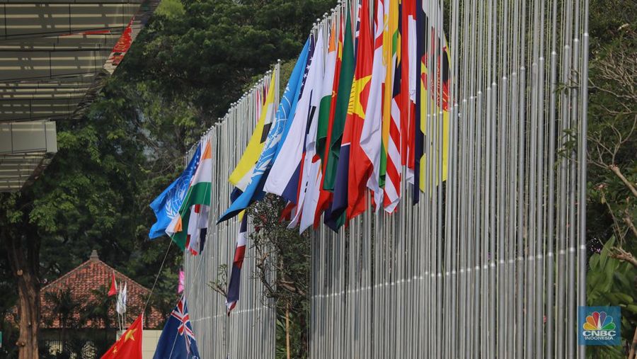 Pekerja menyelesaikan pemasangan bendera negara-negara ASEAN dan mitranya yakini China, Korea Selatan, Amerika Serikat, Jepang dan lainya di Jakarta Convention Center (JCC), Jakarta, Senin (4/9/2023). (CNBC Indonesia/Tri Susilo)