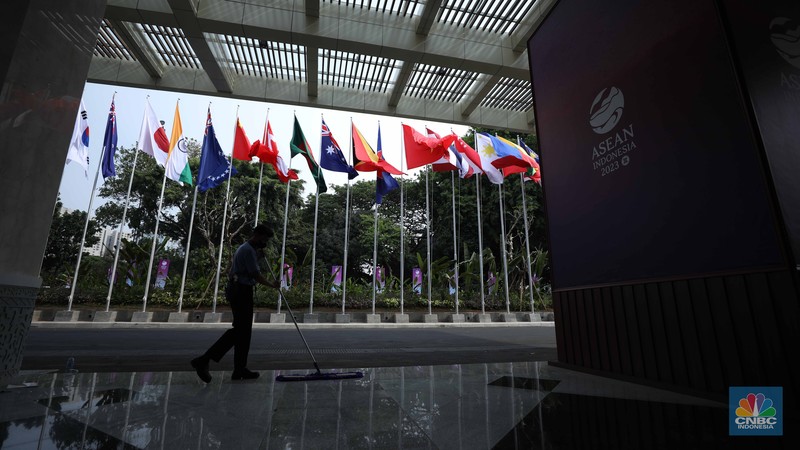 Pekerja menyelesaikan pemasangan bendera negara-negara ASEAN dan mitranya yakini China, Korea Selatan, Amerika Serikat, Jepang dan lainya di Jakarta Convention Center (JCC), Jakarta, Senin (4/9/2023). (CNBC Indonesia/Tri Susilo) Pekerja menyelesaikan pemasangan bendera negara-negara ASEAN dan mitranya yakini China, Korea Selatan, Amerika Serikat, Jepang dan lainya di Jakarta Convention Center (JCC), Jakarta, Senin (4/9/2023). (CNBC Indonesia/Tri Susilo)