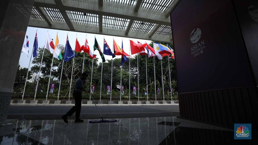 Pekerja menyelesaikan pemasangan bendera negara-negara ASEAN dan mitranya yakini China, Korea Selatan, Amerika Serikat, Jepang dan lainya di Jakarta Convention Center (JCC), Jakarta, Senin (4/9/2023). (CNBC Indonesia/Tri Susilo)
