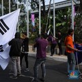 Pekerja menyelesaikan pemasangan bendera negara-negara ASEAN dan mitranya yakini China, Korea Selatan, Amerika Serikat, Jepang dan lainya di Jakarta Convention Center (JCC), Jakarta, Senin (4/9/2023). (CNBC Indonesia/Tri Susilo)