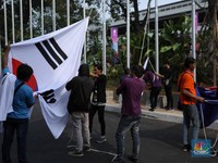 Pekerja menyelesaikan pemasangan bendera negara-negara ASEAN dan mitranya yakini China, Korea Selatan, Amerika Serikat, Jepang dan lainya di Jakarta Convention Center (JCC), Jakarta, Senin (4/9/2023). (CNBC Indonesia/Tri Susilo)