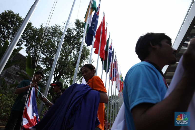 Pekerja menyelesaikan pemasangan bendera negara-negara ASEAN dan mitranya yakini China, Korea Selatan, Amerika Serikat, Jepang dan lainya di Jakarta Convention Center (JCC), Jakarta, Senin (4/9/2023). (CNBC Indonesia/Tri Susilo) Pekerja menyelesaikan pemasangan bendera negara-negara ASEAN dan mitranya yakini China, Korea Selatan, Amerika Serikat, Jepang dan lainya di Jakarta Convention Center (JCC), Jakarta, Senin (4/9/2023). (CNBC Indonesia/Tri Susilo)