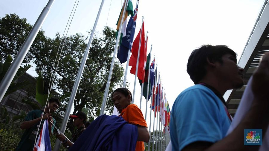 Pekerja menyelesaikan pemasangan bendera negara-negara ASEAN dan mitranya yakini China, Korea Selatan, Amerika Serikat, Jepang dan lainya di Jakarta Convention Center (JCC), Jakarta, Senin (4/9/2023). (CNBC Indonesia/Tri Susilo)