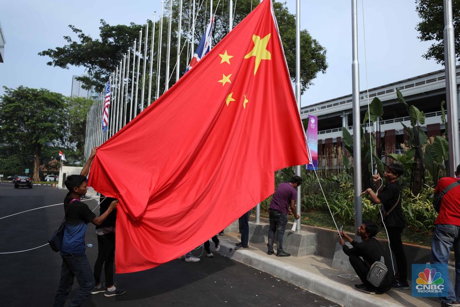 Pekerja menyelesaikan pemasangan bendera negara-negara ASEAN dan mitranya yakini China, Korea Selatan, Amerika Serikat, Jepang dan lainya di Jakarta Convention Center (JCC), Jakarta, Senin (4/9/2023). (CNBC Indonesia/Tri Susilo)