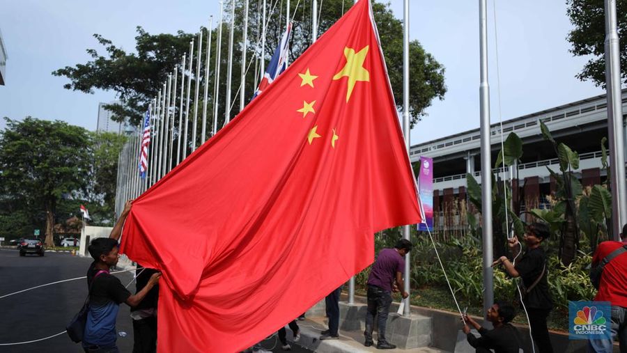 Pekerja menyelesaikan pemasangan bendera negara-negara ASEAN dan mitranya yakini China, Korea Selatan, Amerika Serikat, Jepang dan lainya di Jakarta Convention Center (JCC), Jakarta, Senin (4/9/2023). (CNBC Indonesia/Tri Susilo)