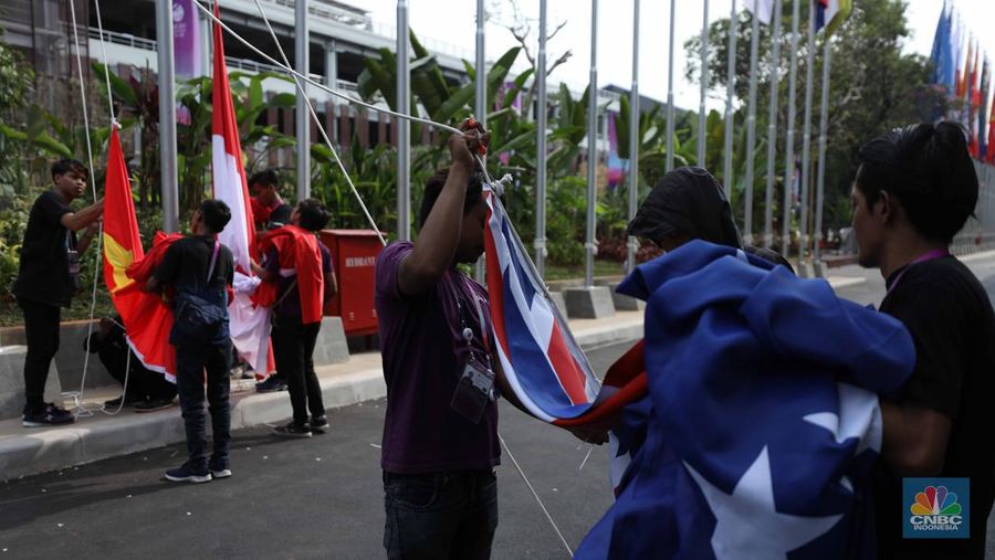 Pekerja menyelesaikan pemasangan bendera negara-negara ASEAN dan mitranya yakini China, Korea Selatan, Amerika Serikat, Jepang dan lainya di Jakarta Convention Center (JCC), Jakarta, Senin (4/9/2023). (CNBC Indonesia/Tri Susilo)