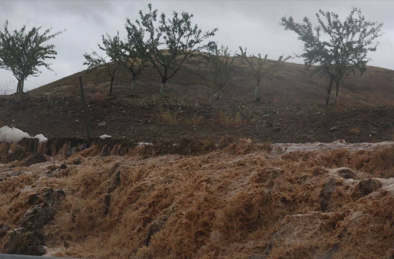 Aliran air banjir deras di samping rumah-rumah di Alcanar, Spanyol pada 3 September 2023 dalam gambar diam yang diperoleh dari video media sosial. (Maite Garcia-Cooper via REUTERS)