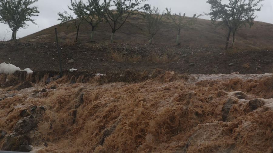 Aliran air banjir deras di samping rumah-rumah di Alcanar, Spanyol pada 3 September 2023 dalam gambar diam yang diperoleh dari video media sosial. (Maite Garcia-Cooper via REUTERS)