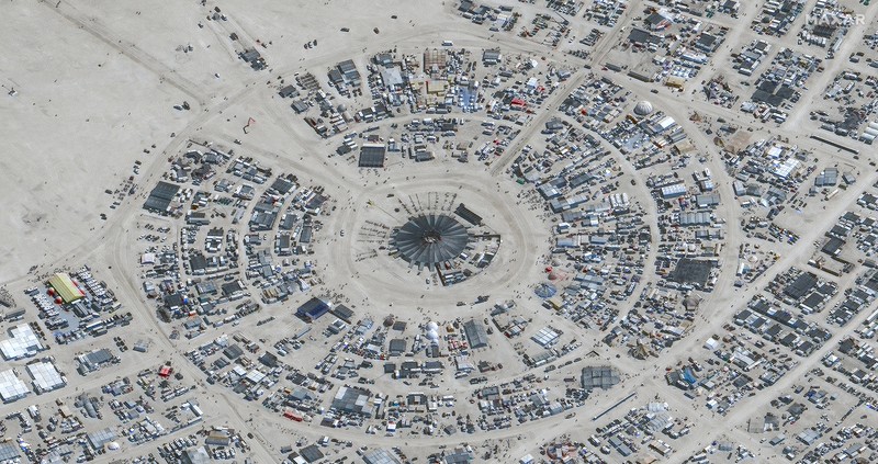 Seorang peserta Burning Man berjalan dengan sepedanya melewati lumpur dekat pintu keluar, setelah hujan badai lebat menyebabkan puluhan ribu orang yang menghadiri festival tahunan terdampar di lumpur di Black Rock City, di gurun Nevada 3 September 2023. Seorang peserta Burning Man berjalan dengan sepedanya melewati lumpur dekat pintu keluar, setelah hujan badai lebat menyebabkan puluhan ribu orang yang menghadiri festival tahunan terdampar di lumpur di Black Rock City, di gurun Nevada 3 September 2023. (Trevor Hughes/USA Today Network via REUTERS)