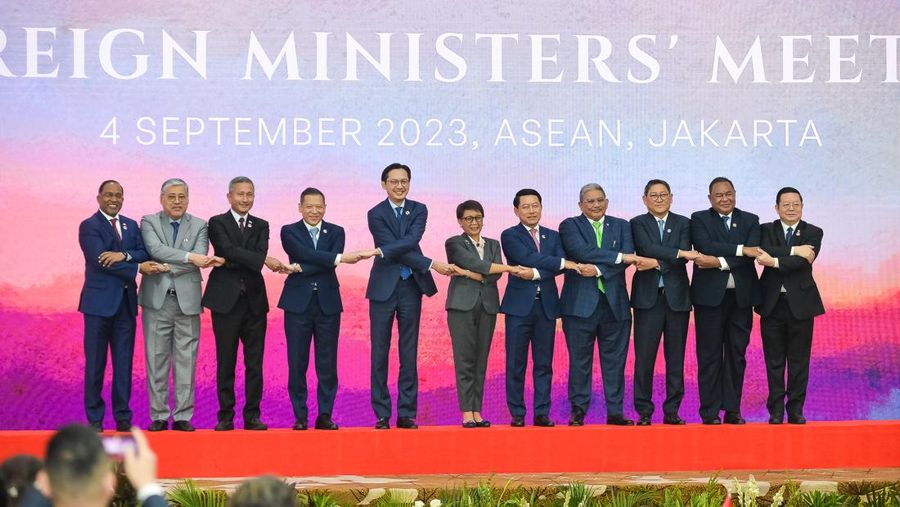 (Dari kiri) Menteri Luar Negeri Malaysia Zambry Abd Kadir, Menlu Filipina Enrique A. Manalo, Menlu Singapura Vivian Balakrishnan, Permanent Secretary Thailand Sarun Charoensuwan, Deputy Menlu Vietnam Do Hung Viet, Menteri Luar Negeri RI Retno Marsudi, Menlu Laos Saleumxay Kommasith, Menlu Brunei Darussalam Dato Erywan Pehin Yusof, Menlu Kamboja Sok Chenda Sophea, Menlu Timor Leste Bendito dos Santos Freitas, Sekjen ASEAN Kao Kim Hourn berfoto bersama saat pembukaan Pertemuan Menteri Luar Negeri ASEAN (AMM) di Gedung Sekretariat ASEAN, Jakarta, Senin (4/9/2023). Media Center KTT ASEAN 2023/Rommy Pujianto/foc.