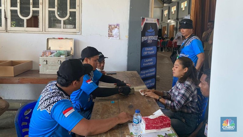 Penukaran uang baru yang difasilitasi tim ekspedisi rupiah berdaulat Bank Indonesia (BI) di Dobo, Kabupaten Kepulauan Aru, Maluku. (CNBC Indonesia/Maikel Jefriando)