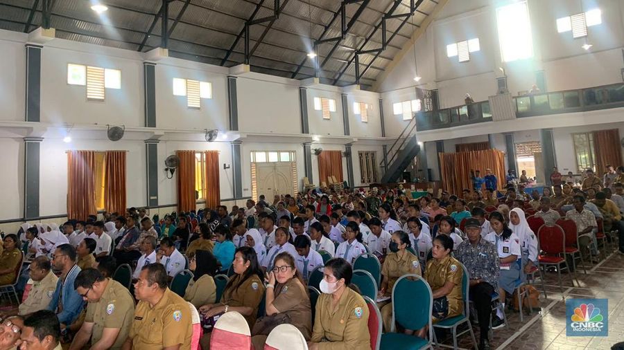 Penukaran uang baru yang difasilitasi tim ekspedisi rupiah berdaulat Bank Indonesia (BI) di Dobo, Kabupaten Kepulauan Aru, Maluku. (CNBC Indonesia/Maikel Jefriando)