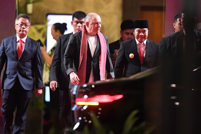 Perdana Menteri Cook Island Mark Brown (tengah) didampingi Sekjen Kemenhub Novie Riyanto (kiri) dan Pj Gubernur Banten Al Muktabar (kedua kanan) berjalan keluar meninggalkan bandara usai tiba di Terminal VVIP Bandara Soekarno-Hatta, Tangerang, Banten, Minggu (3/9/2023). Perdana Menteri Cook Island Mark Brown (tengah) didampingi Sekjen Kemenhub Novie Riyanto (kiri) dan Pj Gubernur Banten Al Muktabar (kedua kanan) berjalan keluar meninggalkan bandara usai tiba di Terminal VVIP Bandara Soekarno-Hatta, Tangerang, Banten, Minggu (3/9/2023). (Dok. Media Center KTT ASEAN 2023/Harviyan Perdana Putra/pras)