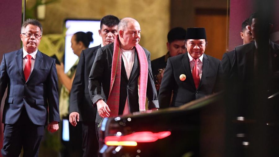 Perdana Menteri Cook Island Mark Brown (tengah) didampingi Sekjen Kemenhub Novie Riyanto (kiri) dan Pj Gubernur Banten Al Muktabar (kedua kanan) berjalan keluar meninggalkan bandara usai tiba di Terminal VVIP Bandara Soekarno-Hatta, Tangerang, Banten, Minggu (3/9/2023). (Dok. Media Center KTT ASEAN 2023/Harviyan Perdana Putra/pras)