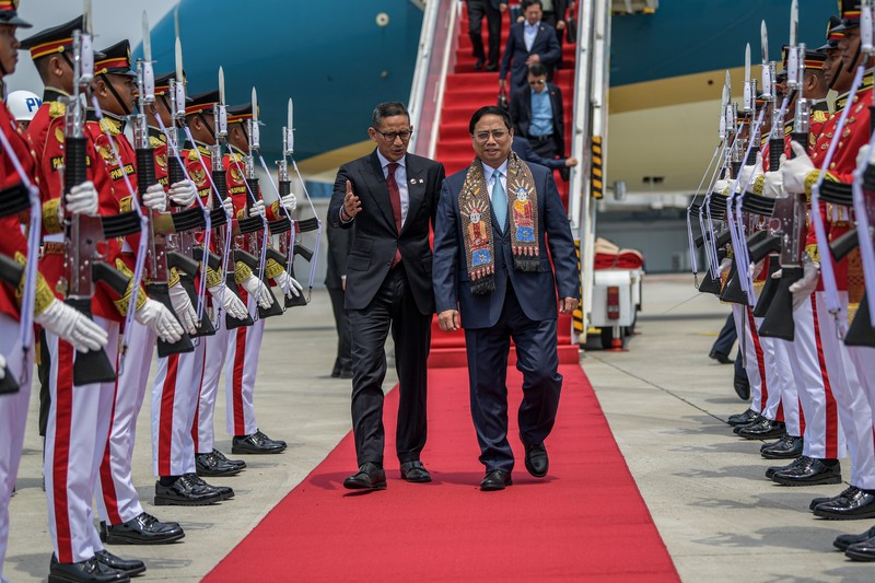 The Prime Minister of Cook Island Mark Brown (center) accompanied by Acting Governor of Banten Al Muktabar (right) and Secretary-General of the Ministry of Transportation Novie Riyanto (left) walk together to the VVIP Gate Terminal 3 Soekarno Hatta Airport, Banten, Sunday (3/9/2023). Media Center of The ASEAN Summit 2023/Raisan Al Farisi/aww.
 *** Local Caption *** Perdana Menteri Cook Island Mark Brown (tengah) didampingi Pj Gubernur Banten Al Muktabar (kanan) dan Sekjen Kementerian Perhubungan Novie Riyanto (kiri) berjalan menuju Gedung VIP Terminal 3 Bandara Soekarno Hatta, Banten, Minggu (3/9/2023). Media Center KTT ASEAN 2023/Raisan Al Farisi/aww.