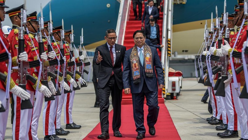 The Prime Minister of Cook Island Mark Brown (center) accompanied by Acting Governor of Banten Al Muktabar (right) and Secretary-General of the Ministry of Transportation Novie Riyanto (left) walk together to the VVIP Gate Terminal 3 Soekarno Hatta Airport, Banten, Sunday (3/9/2023). Media Center of The ASEAN Summit 2023/Raisan Al Farisi/aww.
 *** Local Caption *** Perdana Menteri Cook Island Mark Brown (tengah) didampingi Pj Gubernur Banten Al Muktabar (kanan) dan Sekjen Kementerian Perhubungan Novie Riyanto (kiri) berjalan menuju Gedung VIP Terminal 3 Bandara Soekarno Hatta, Banten, Minggu (3/9/2023). Media Center KTT ASEAN 2023/Raisan Al Farisi/aww.
