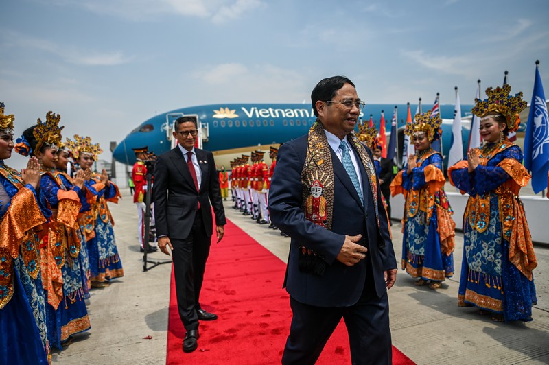 Perdana Menteri Cook Island Mark Brown (tengah) didampingi Sekjen Kemenhub Novie Riyanto (kiri) dan Pj Gubernur Banten Al Muktabar (kedua kanan) berjalan keluar meninggalkan bandara usai tiba di Terminal VVIP Bandara Soekarno-Hatta, Tangerang, Banten, Minggu (3/9/2023). Perdana Menteri Cook Island Mark Brown (tengah) didampingi Sekjen Kemenhub Novie Riyanto (kiri) dan Pj Gubernur Banten Al Muktabar (kedua kanan) berjalan keluar meninggalkan bandara usai tiba di Terminal VVIP Bandara Soekarno-Hatta, Tangerang, Banten, Minggu (3/9/2023). (Dok. Media Center KTT ASEAN 2023/Harviyan Perdana Putra/pras)