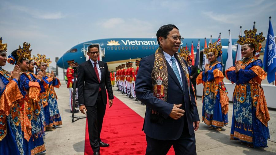 Perdana Menteri Cook Island Mark Brown (tengah) didampingi Sekjen Kemenhub Novie Riyanto (kiri) dan Pj Gubernur Banten Al Muktabar (kedua kanan) berjalan keluar meninggalkan bandara usai tiba di Terminal VVIP Bandara Soekarno-Hatta, Tangerang, Banten, Minggu (3/9/2023). (Dok. Media Center KTT ASEAN 2023/Harviyan Perdana Putra/pras)