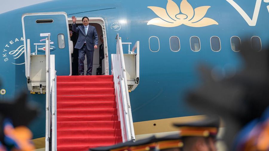 Perdana Menteri Vietnam Pham Minh Chinh melambaikan tangan setibanya di Terminal VVIP Bandara Soekarno Hatta, Banten, Senin (4/9/2023). (Dok. Media Center KTT ASEAN 2023/Raisan Al Farisi/aww)