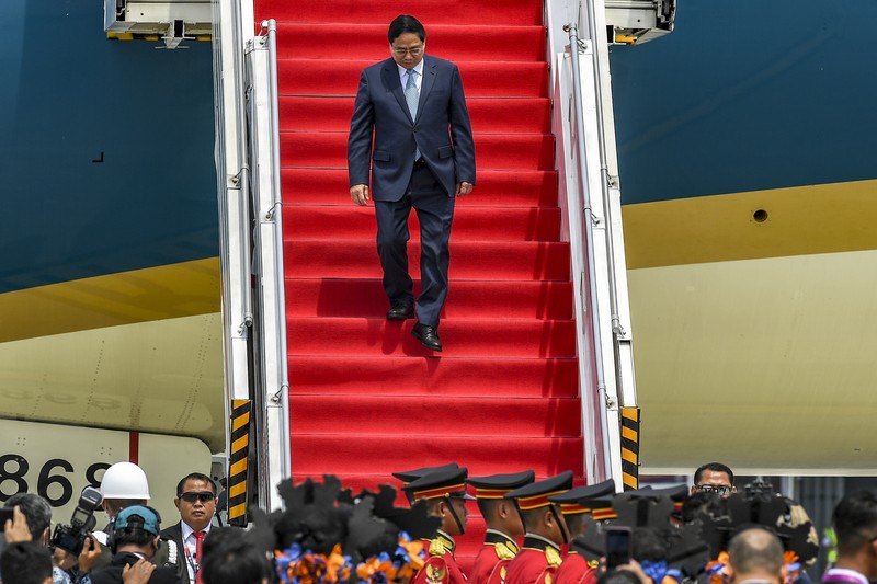 The Prime Minister of Cook Island Mark Brown (center) accompanied by Acting Governor of Banten Al Muktabar (right) and Secretary-General of the Ministry of Transportation Novie Riyanto (left) walk together to the VVIP Gate Terminal 3 Soekarno Hatta Airport, Banten, Sunday (3/9/2023). Media Center of The ASEAN Summit 2023/Raisan Al Farisi/aww.
 *** Local Caption *** Perdana Menteri Cook Island Mark Brown (tengah) didampingi Pj Gubernur Banten Al Muktabar (kanan) dan Sekjen Kementerian Perhubungan Novie Riyanto (kiri) berjalan menuju Gedung VIP Terminal 3 Bandara Soekarno Hatta, Banten, Minggu (3/9/2023). Media Center KTT ASEAN 2023/Raisan Al Farisi/aww.