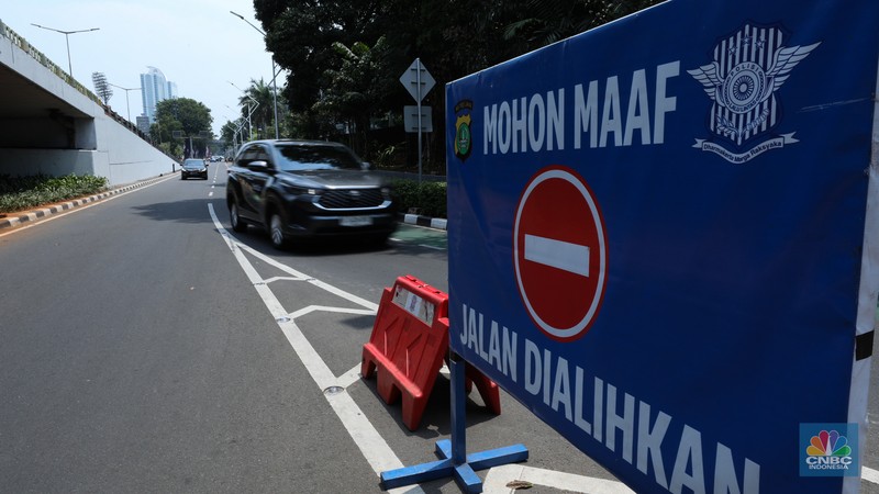 Petugas kepolisian melakukan buka tutup di jalan Gatot Subroto, Jakarta, Senin (4/9/2023). 
Kepolisian Negara Republik Indonesia (Polri) menyiapkan pengamanan jalur dan rekayasa lalu lintas terkait dengan pelaksanaan Konferensi Tingkat Tinggi (KTT) ASEAN ke-43 yang digelar di Jakarta pada 5-7 September 2023. (CNBC Indonesia/Tri Susilo)