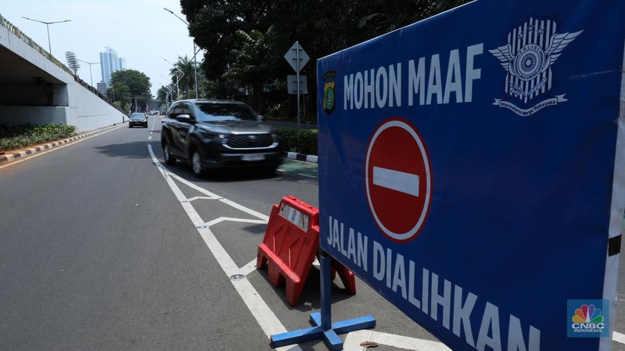 Petugas kepolisian melakukan buka tutup di jalan Gatot Subroto, Jakarta, Senin (4/9/2023). 
Kepolisian Negara Republik Indonesia (Polri) menyiapkan pengamanan jalur dan rekayasa lalu lintas terkait dengan pelaksanaan Konferensi Tingkat Tinggi (KTT) ASEAN ke-43 yang digelar di Jakarta pada 5-7 September 2023. (վ/Tri Susilo)