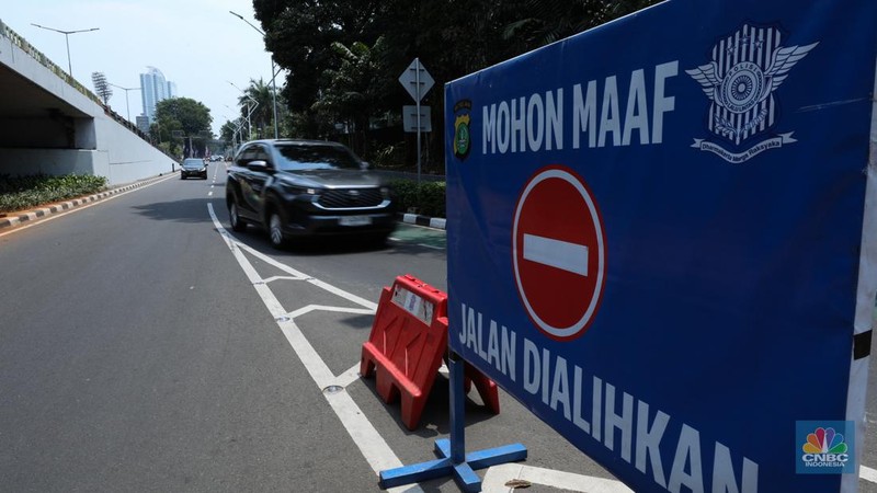 Petugas kepolisian melakukan buka tutup di jalan Gatot Subroto, Jakarta, Senin (4/9/2023). 
Kepolisian Negara Republik Indonesia (Polri) menyiapkan pengamanan jalur dan rekayasa lalu lintas terkait dengan pelaksanaan Konferensi Tingkat Tinggi (KTT) ASEAN ke-43 yang digelar di Jakarta pada 5-7 September 2023. (վ/Tri Susilo)