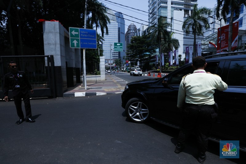 Petugas kepolisian melakukan buka tutup di jalan Gatot Subroto, Jakarta, Senin (4/9/2023). Kepolisian Negara Republik Indonesia (Polri) menyiapkan pengamanan jalur dan rekayasa lalu lintas terkait dengan pelaksanaan Konferensi Tingkat Tinggi (KTT) ASEAN ke-43 yang digelar di Jakarta pada 5-7 September 2023. (CNBC Indonesia/Tri Susilo) Petugas kepolisian melakukan buka tutup di jalan Gatot Subroto, Jakarta, Senin (4/9/2023).
Kepolisian Negara Republik Indonesia (Polri) menyiapkan pengamanan jalur dan rekayasa lalu lintas terkait dengan pelaksanaan Konferensi Tingkat Tinggi (KTT) ASEAN ke-43 yang digelar di Jakarta pada 5-7 September 2023. (CNBC Indonesia/Tri Susilo)