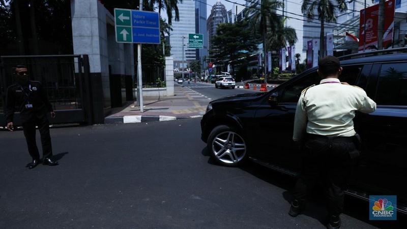Petugas kepolisian melakukan buka tutup di jalan Gatot Subroto, Jakarta, Senin (4/9/2023). 
Kepolisian Negara Republik Indonesia (Polri) menyiapkan pengamanan jalur dan rekayasa lalu lintas terkait dengan pelaksanaan Konferensi Tingkat Tinggi (KTT) ASEAN ke-43 yang digelar di Jakarta pada 5-7 September 2023. (վ/Tri Susilo)