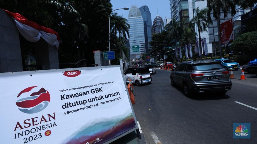 Petugas kepolisian melakukan buka tutup di jalan Gatot Subroto, Jakarta, Senin (4/9/2023). 
Kepolisian Negara Republik Indonesia (Polri) menyiapkan pengamanan jalur dan rekayasa lalu lintas terkait dengan pelaksanaan Konferensi Tingkat Tinggi (KTT) ASEAN ke-43 yang digelar di Jakarta pada 5-7 September 2023. (CNBC Indonesia/Tri Susilo)