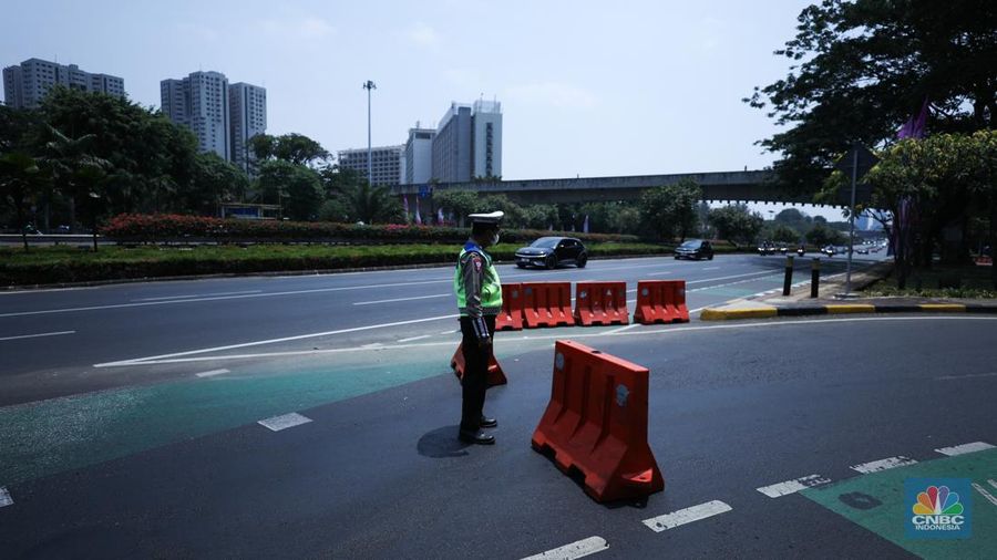 Petugas kepolisian melakukan buka tutup di jalan Gatot Subroto, Jakarta, Senin (4/9/2023). Kepolisian Negara Republik Indonesia (Polri) menyiapkan pengamanan jalur dan rekayasa lalu lintas terkait dengan pelaksanaan Konferensi Tingkat Tinggi (KTT) ASEAN ke-43 yang digelar di Jakarta pada 5-7 September 2023. (CNBC Indonesia/Tri Susilo)