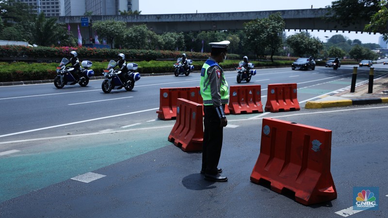 Petugas kepolisian melakukan buka tutup di jalan Gatot Subroto, Jakarta, Senin (4/9/2023). Kepolisian Negara Republik Indonesia (Polri) menyiapkan pengamanan jalur dan rekayasa lalu lintas terkait dengan pelaksanaan Konferensi Tingkat Tinggi (KTT) ASEAN ke-43 yang digelar di Jakarta pada 5-7 September 2023. (CNBC Indonesia/Tri Susilo) Petugas kepolisian melakukan buka tutup di jalan Gatot Subroto, Jakarta, Senin (4/9/2023).
Kepolisian Negara Republik Indonesia (Polri) menyiapkan pengamanan jalur dan rekayasa lalu lintas terkait dengan pelaksanaan Konferensi Tingkat Tinggi (KTT) ASEAN ke-43 yang digelar di Jakarta pada 5-7 September 2023. (CNBC Indonesia/Tri Susilo)